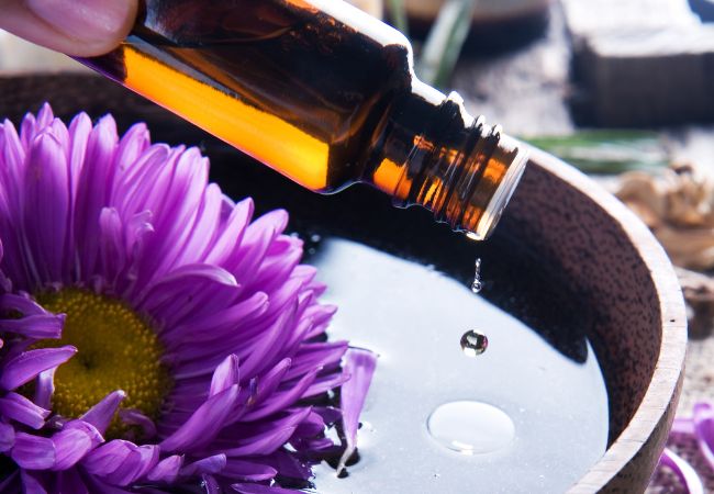 Desfrute do poder relaxante da aromaterapia no banho com nossas receitas de óleos essenciais. Renove seu bem-estar e relaxe profundamente.